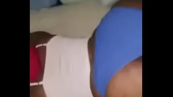 Preview 3 of Sleeping In Din Friend - Milf africaine au gros cun