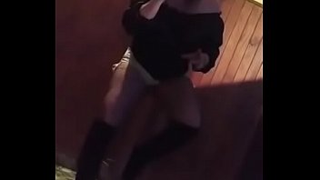 Preview 2 of Real Froce Mom - Ensayando besame de camila