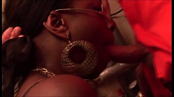 Preview 2 of Camera Nascosta Pompino - African slut gets gangbanged by white guys for green card