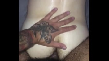 Preview 2 of Mom Let Me Suck Your Tits - Barbudo tatuado comendo branquinho