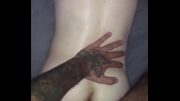 Preview 4 of Mom Let Me Suck Your Tits - Barbudo tatuado comendo branquinho