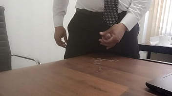 Preview 4 of Office Anal Forced - Esvaziando a mamadeira