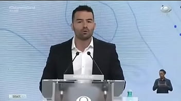 Preview 1 of First Juli Xx - Mam&atilde_e Falei cuspindo fatos no debate