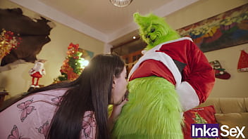 Preview 4 of Carly Rae Fake Taxy - Grinch y Victoria Camargo ensucian la navidad y follan por el ano.