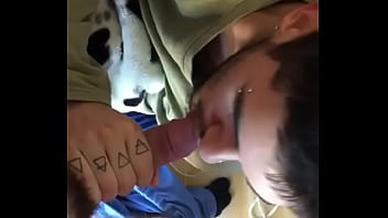 Preview 2 of Porno Katia - Amigo hetero sabe que eu curto veio em casa e me botou pra mamar