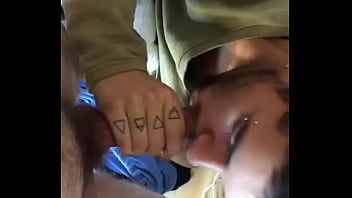 Preview 3 of Porno Katia - Amigo hetero sabe que eu curto veio em casa e me botou pra mamar