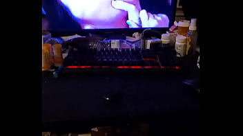 Preview 1 of Mi Amiga Y Yo Chupando - Jacking to porn with my toy in my ass!
