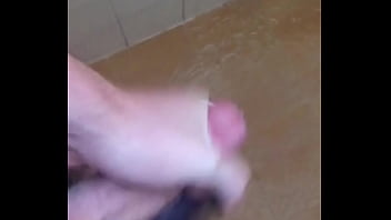 Preview 1 of Tube Porn Uykucu - Novinho batendo uma no chuveiro com a calcinha c&aacute_ amiga