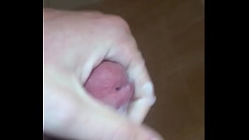 Preview 4 of Tube Porn Uykucu - Novinho batendo uma no chuveiro com a calcinha c&aacute_ amiga