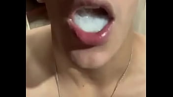 Preview 1 of Air Flying - leitinho quente na boca
