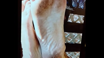 Preview 1 of Hiba Dubai - Me vengo a chorros en una foto de patas sucias