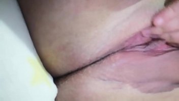 Preview 3 of Penis Kecil Vs Mom - Se viene a chorros,  en silencio mientras su familia est&aacute_ en la sala