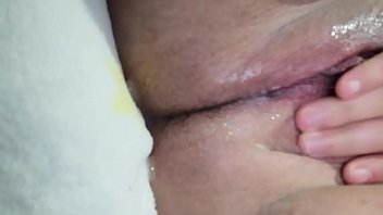Preview 4 of Penis Kecil Vs Mom - Se viene a chorros,  en silencio mientras su familia est&aacute_ en la sala