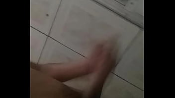 Preview 3 of Bigfoot Porn - Novinho cheio de tes&atilde_o batendo uma no banheiro