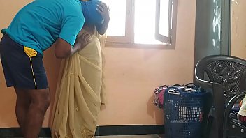 Preview 1 of Big Boobs Mom And Sleep Son - चौकीदार के साथ सेक्स किया ने अकेले