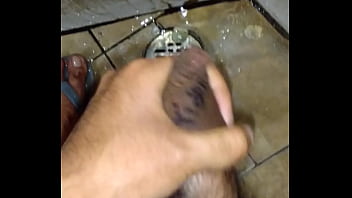 Preview 3 of Xxx Dhadkan - Tirando mis miados en mis patas apestosas en el ba&ntilde_o de mis t&iacute_os