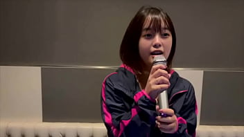 Preview 1 of Tube Stroker - カラオケで店員さんにバレないようにストレス発散でオナニーしてたらソファー汚しちゃった...