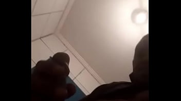 Preview 3 of Hindi Sex Movise Hd - Tes&atilde_o no banheiro do trampo