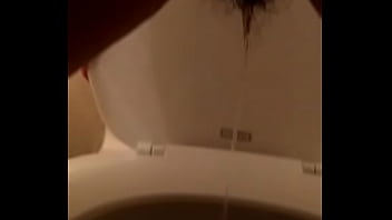 Preview 4 of Mom Teen Films - Panocha peluda en el ba&ntilde_o meando