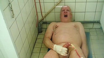 Preview 2 of Teentrotice Xxx - Deutscher Opa wichst mit Katheter im Schwanz