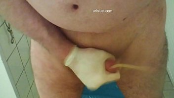 Preview 3 of Teentrotice Xxx - Deutscher Opa wichst mit Katheter im Schwanz