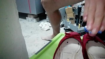 Preview 4 of Korean Video 18 - Ballarinas bespritzen. Tomaso sperminiert die Schuhe der Freundin.