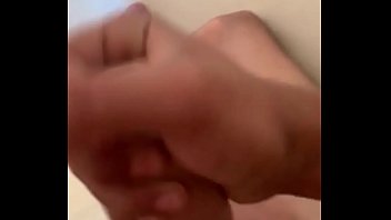 Preview 2 of Arub Sex Video - Novinho do pau grande gozando na banheira