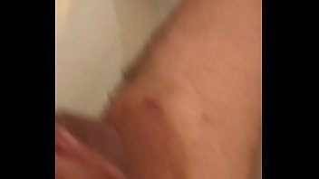 Preview 3 of Arub Sex Video - Novinho do pau grande gozando na banheira