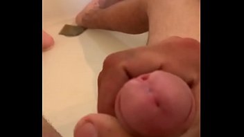 Preview 4 of Arub Sex Video - Novinho do pau grande gozando na banheira