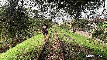 Preview 1 of Pani Ke Bahane Choda Chudi - Manu Fox flagrada no trilho do trem se exibindo nua e batendo siririca (video completo no RED) (Produ&ccedil_&atilde_o Rubens Badar&oacute_)