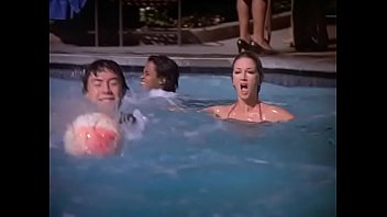 Preview 4 of Promi Sex Filme - Simon &amp_ Simon: Sexy Bikini Girl