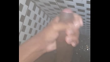 Preview 4 of Sexx Japa - NOVINHO BATENDO UMA NO BANHO