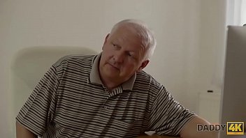 Preview 1 of Tuna Packmans - DADDY4K. Petit ami est occup&eacute_ avec un PC cass&eacute_ pendant que sa salope se fait baiser