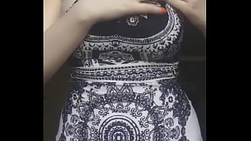 Preview 2 of Swiming Xnx - Chica en vestido muestra los senos