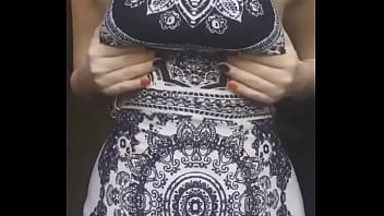 Preview 1 of Swiming Xnx - Chica en vestido muestra los senos