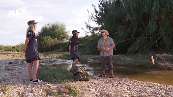 Preview 4 of Findenlish Hot Hot Sex60years - Zorras de r&iacute_o con Jeremy Fisher - Discovery Channel parodia espa&ntilde_ol