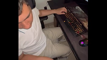 Preview 1 of Xxxx Sex School 1st Time - Le chupo el pene a mi amigo bisexual y me folla mientras juego league of legends( terminamos en la cama / porno gay peruano)