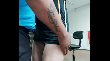 Preview 1 of Abella Bangbus - Vigilante me seduziu quando eu passava na cal&ccedil_ada e me levou no galp&atilde_o vaziu pra fuder meu rabo! Neg&atilde_o adora fuder travesti no hor&aacute_rio de trabalho!!!