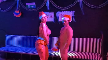 Preview 2 of Little Gril In Sex - Natal cheio de tes&atilde_o com milf gostosona e Saymon Fitness gozando farto no RED