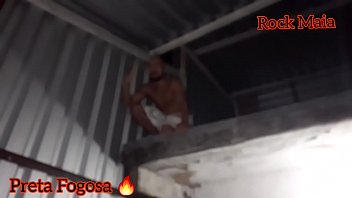 Preview 1 of Fucke Big Women - Preta safada espera o marido sair e da pro vizinho na laje * Rock Maiaa * Completo no Red