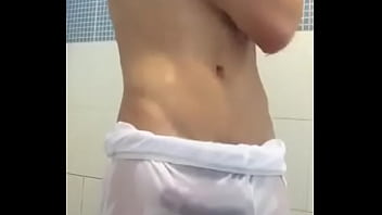 Preview 2 of Sil Pyalk - Mechendo na cueca enquanto se molha