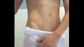 Preview 3 of Sil Pyalk - Mechendo na cueca enquanto se molha