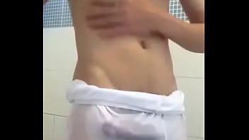 Preview 1 of Sil Pyalk - Mechendo na cueca enquanto se molha