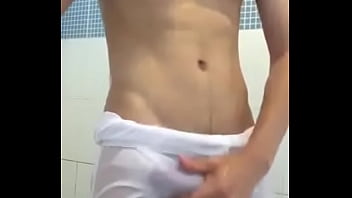 Preview 4 of Sil Pyalk - Mechendo na cueca enquanto se molha
