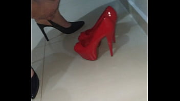 Preview 1 of Seachchester Vicky - Usando scarpin e dando uma super gozada no Peep toe Schutz vermelho da namorada