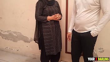 Preview 1 of Capri Cavanni Webcam - Mausi ne jwaan londe ki chori pakad li ladke ne mausi ki fuddi me hi paani jhaad diya