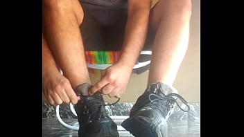 Preview 4 of 18 Bang Bros Iraq - Colocando a bota pra iniciar o dia e o chule