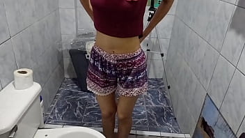 Preview 1 of Big Loada - Observo a mi hijastra y termino con la polla en su boca,  que mamona