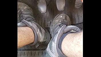 Preview 1 of Baabe - dirigindo de botas chulezentas