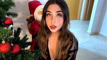 Preview 1 of Mom Brazile - Mi Padrastro me interrumpio para follar mientras montaba el arbol de navidad ,  ahora tengo el co&ntilde_o ardiendo,  gimo como una puta mientras me dan duro,  FELIZ NAVIDAD